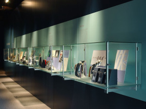 Подвесная витрина из стали и стекла