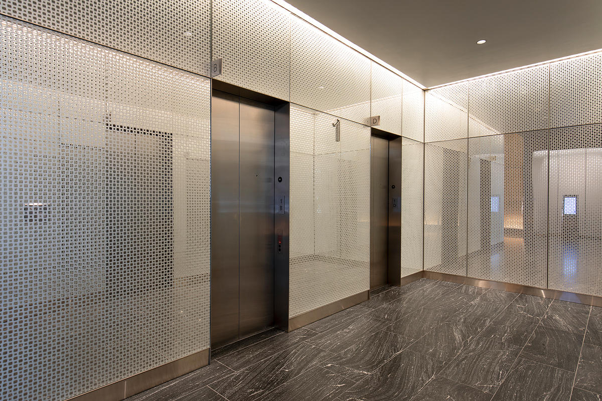 FSRT632 Система обшивки стен Levelr с панелями из вивистрата, слоями стекла в отражающей конфигурации с индивидуальным гравированным рисунком и стандартной отделкой, а также выступами из нержавеющей стали в Frost Tower, сан-антонио, техас Forms-surfaces  - Вид №1