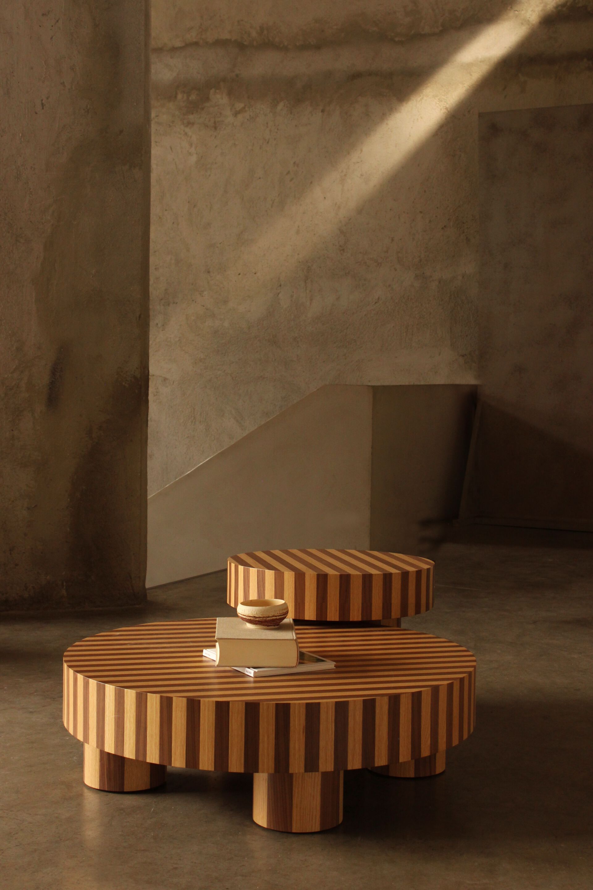 Высокий круглый журнальный столик из дуба и грецкого ореха DOOQ Nusa ARCH-00059477 - Вид №6