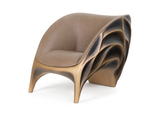 Кожаное кресло с подлокотниками