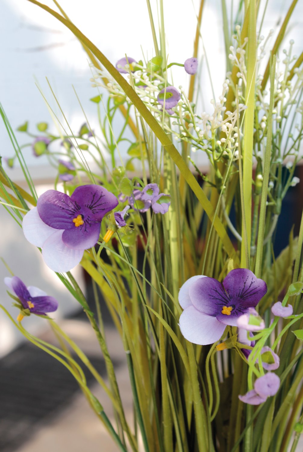 5103 207 a3 Искусственная трава с анютиными глазками в 'почве', 48 см, фиолетово-белая H-andreas  - Вид №1