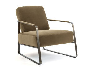 Бархатное кресло с подлокотниками