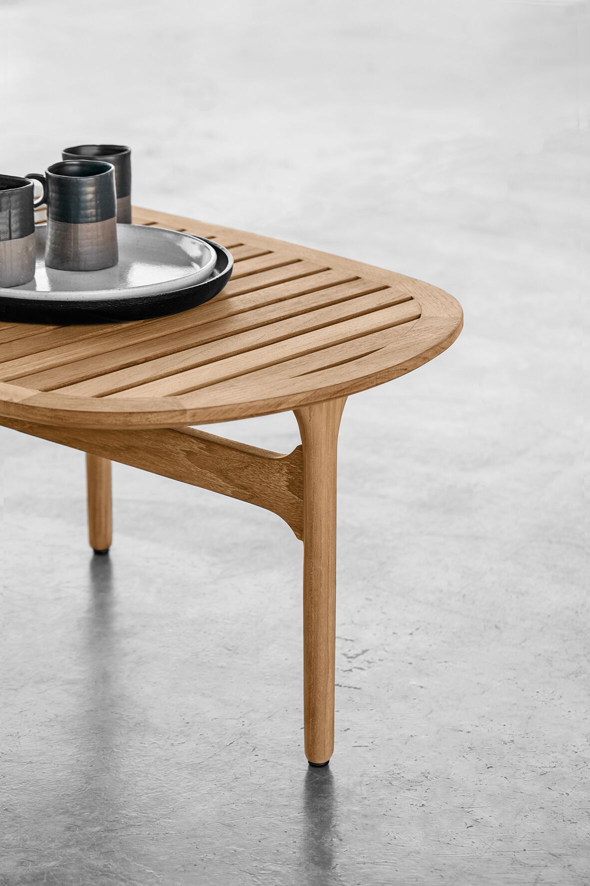 Низкий овальный садовый столик из тикового дерева Gloster ARCH-00020910