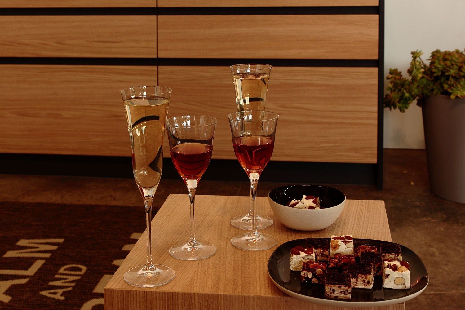 Деревянная и стеклянная кухня с полуостровом Deodara K41 ARCH-00039279 - Вид №4