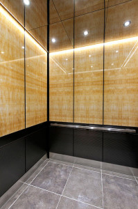 FSRT760 Интерьер лифта Levele-105 с верхними панелями из медового оникса vivistone, стандартная отделка; нижние панели из плавленого графита, отделка песчаником, узор Даллас; панель поручня из плавленого графита, отделка кайзер; квадрантный поручень из са Forms-surfaces 