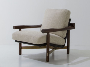 Деревянное кресло с подлокотниками