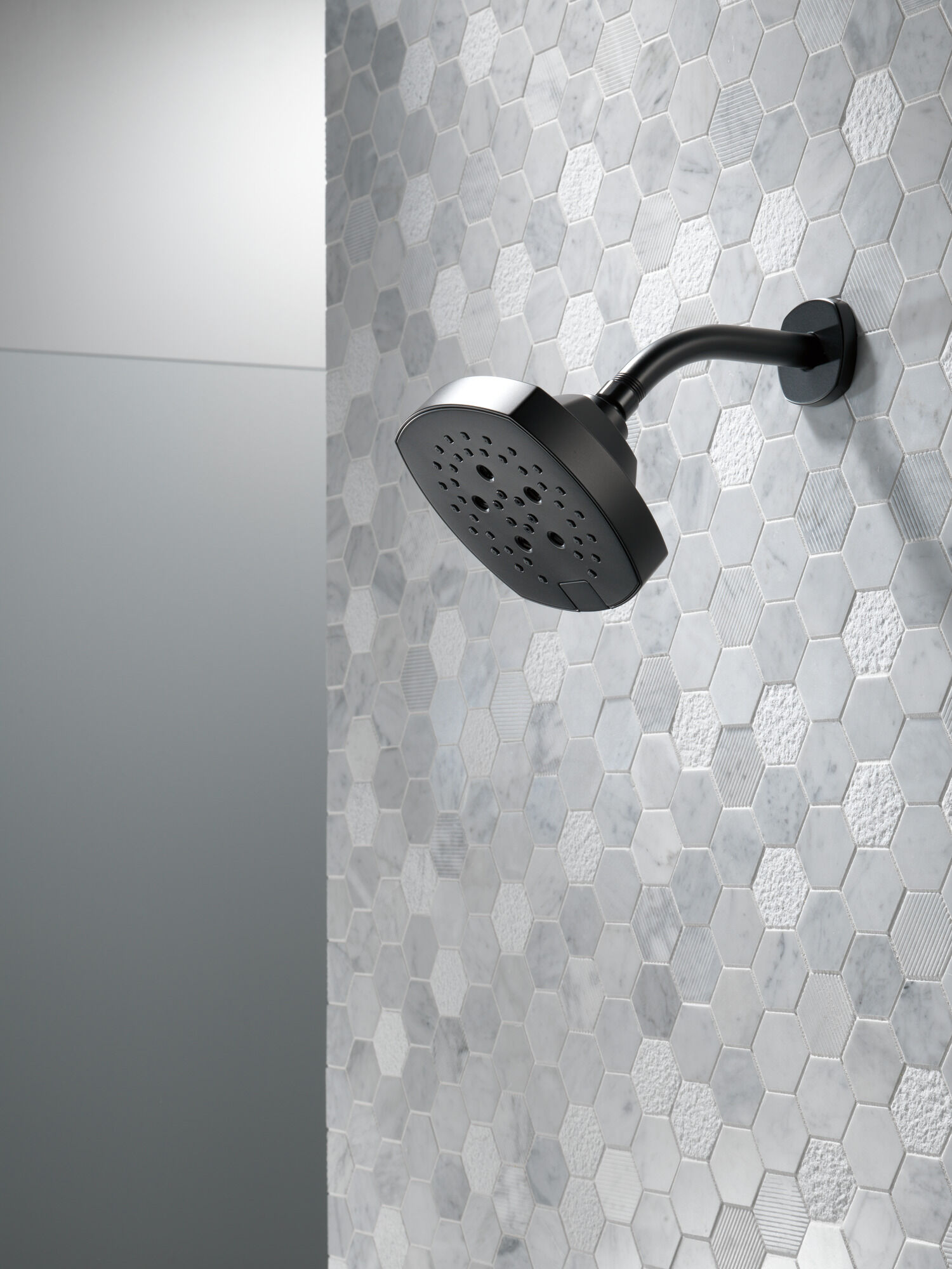 52663-BL Насадка для душа H2Okinetic с 5 настройками Delta Faucet Universal Showering Матовый черный  - Вид №11