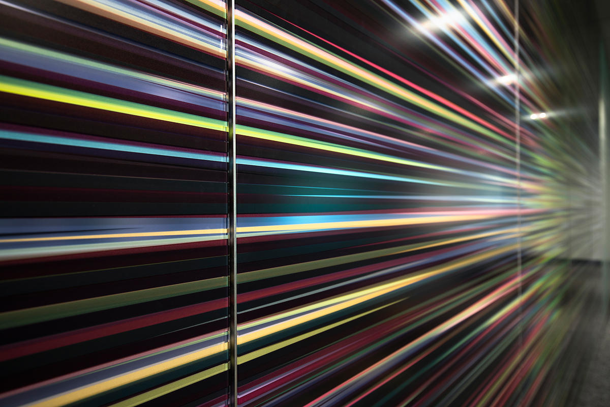 FSRT642 Система обшивки стен Levelr с панелями из стекла vivispectra vektr с индивидуальной прослойкой, показанной в конфигурации Reflective с отделкой pearlex + и открывающими ребрами из нержавеющей стали Forms-surfaces  - Вид №14