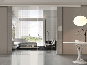 Бескаркасная стеклянная дверь