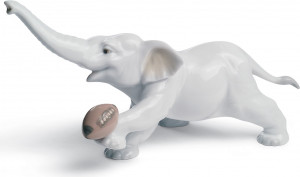 10669043 LLADRO Фигурка Lladro "Слоник-регбист"  20х10см Фарфор
