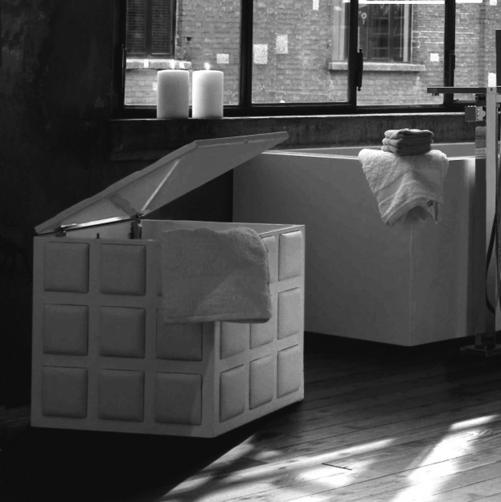 SI303NE40 ЧЕРНЫЙ СЛАДКИЙ В сетке Ящик-контейнер с решетчатой ​​лакированной структурой. Подушки из натуральной итальянской кожи с жесткой обивкой, сшиты вручную. Крышка с амортизированной петлей. Встроенные вертикальные колеса. Основание из гнутого и свар Bongio SI303NE40 BLACK SWEET IN.GRID