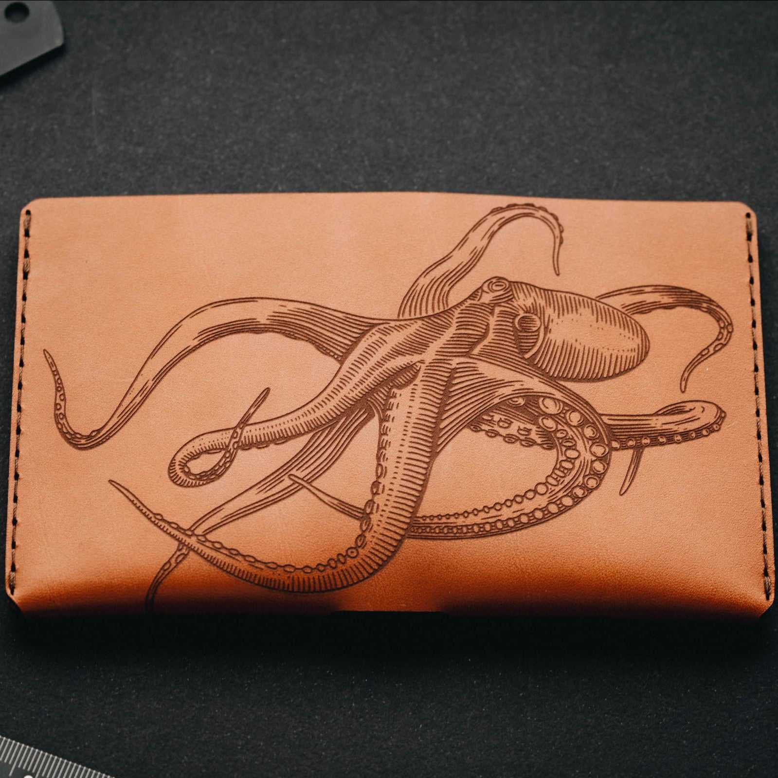 W106WHIS-OCT X Lást Maps Octopus - Кошелек Winston - Виски Wingback  - Вид №3