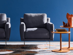 Тканевое кресло с подлокотниками