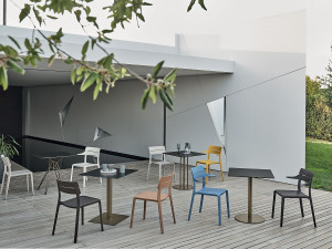 Стальной и деревянный квадратный садовый стол