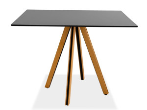 Квадратный стол из железа и дерева