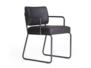 Кожаный стул с подлокотниками