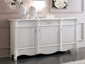 Деревянный шкаф с распашными дверцами