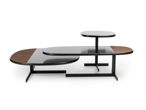 Низкий деревянный журнальный столик