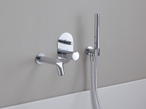 Встраиваемая настенная ванна с ручным душем