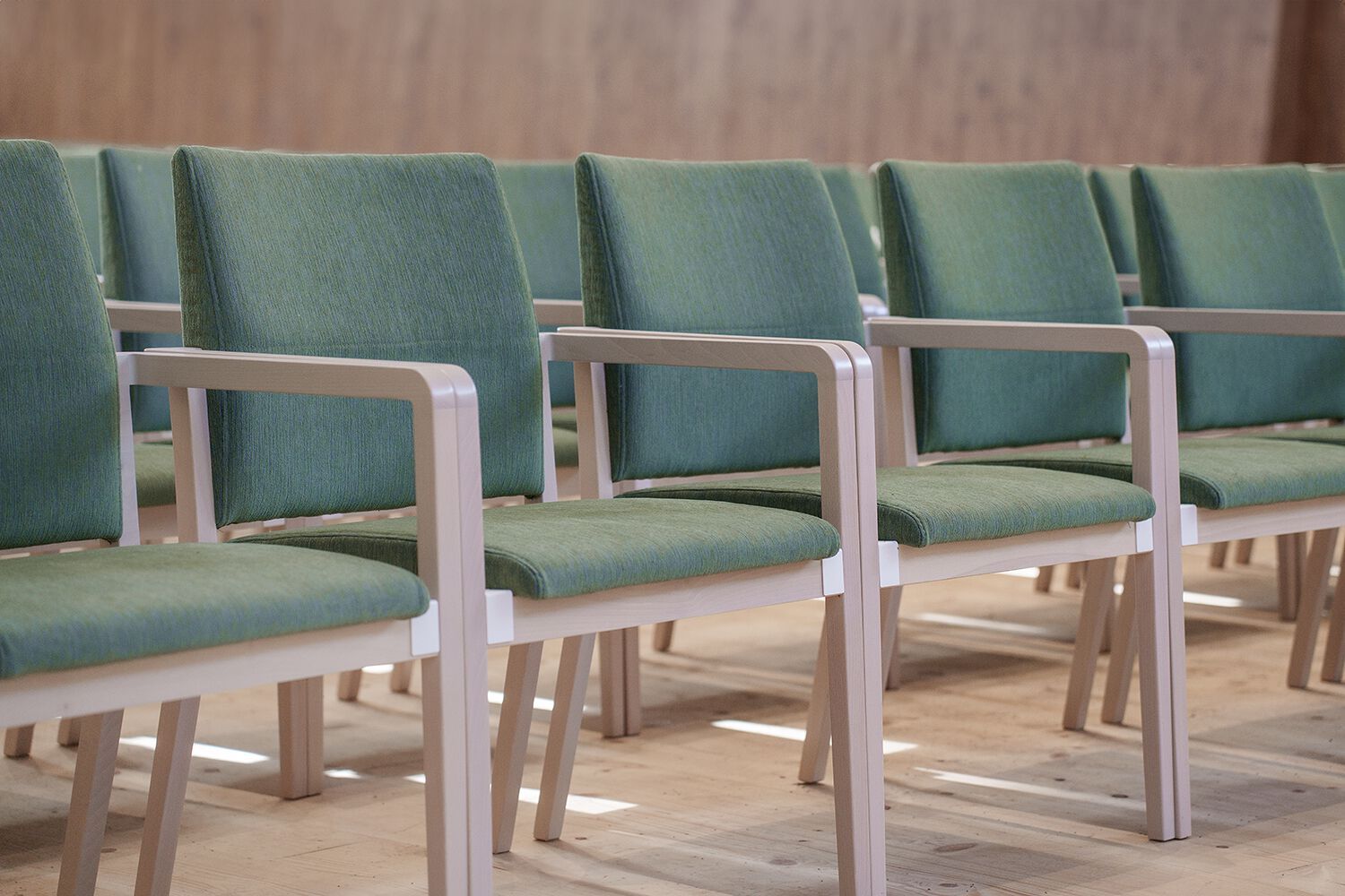 Штабелируемый стул для конференций из ткани с подлокотниками AMOSDESIGN MENDEL ARCH-00052442