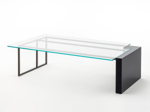 Низкий журнальный столик из дерева и стекла