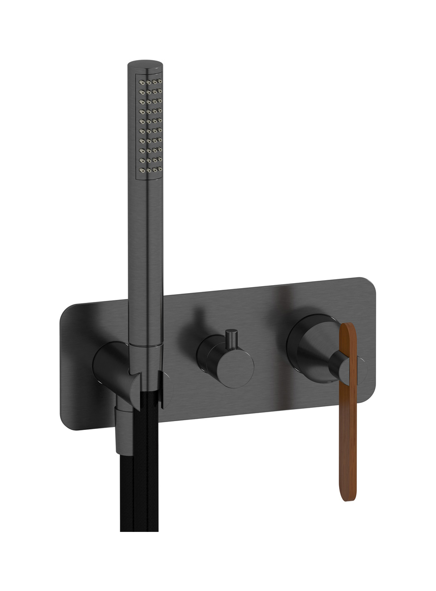 Внешние части встроенного в стену смесителя на 3 потребителя в комплекте с душевым гарнитуром. WE ARE IB oh300on Brushed Black Chrome Soho