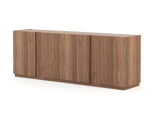 Деревянный шкаф с распашными дверями