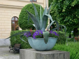 Nola Industrier Кашпо для общественных мест из бронзы