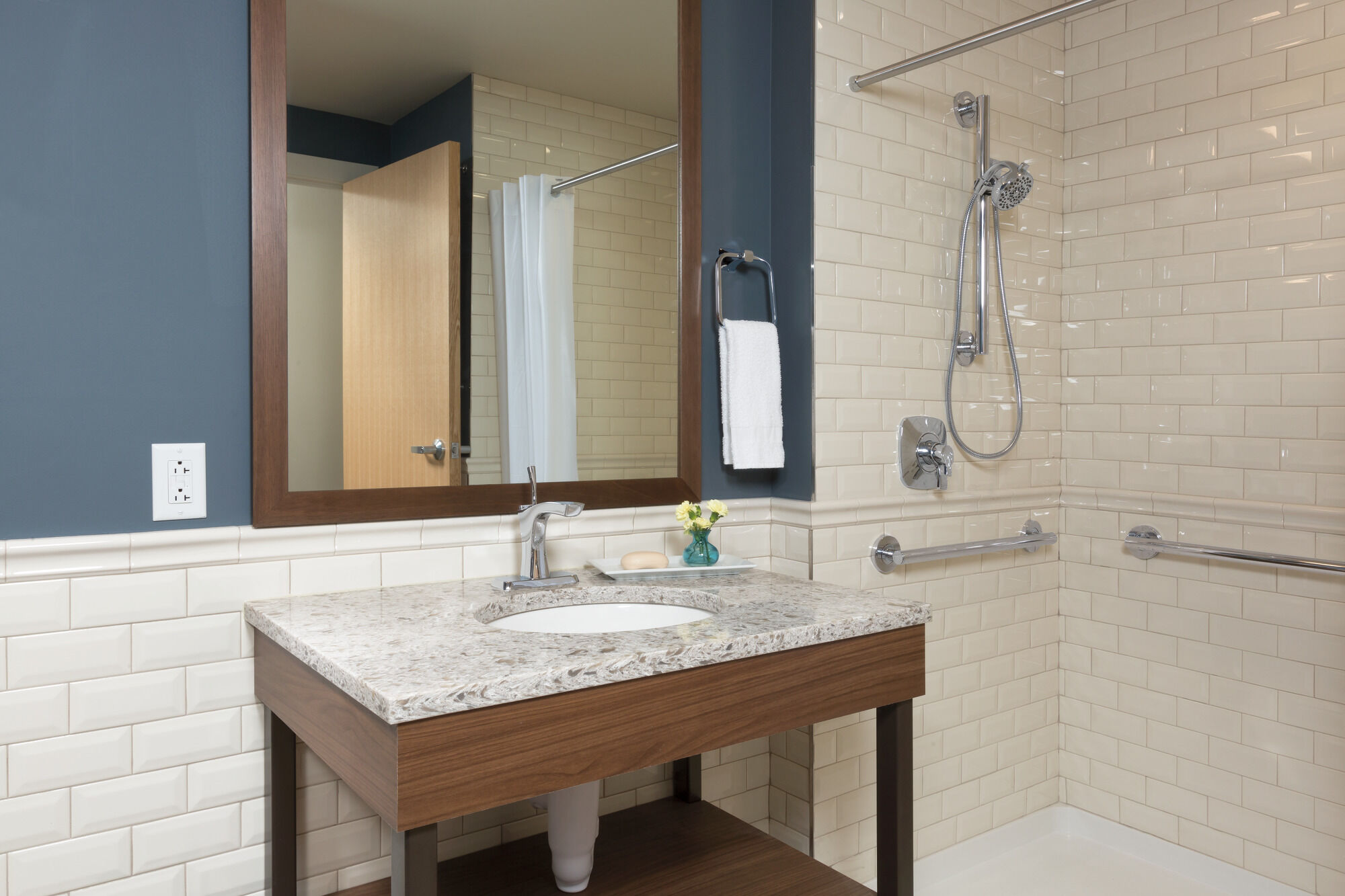 Ручной душ с креплением для душа Palm® с 4 настройками Delta Faucet 54488-SS-PK - Вид №8