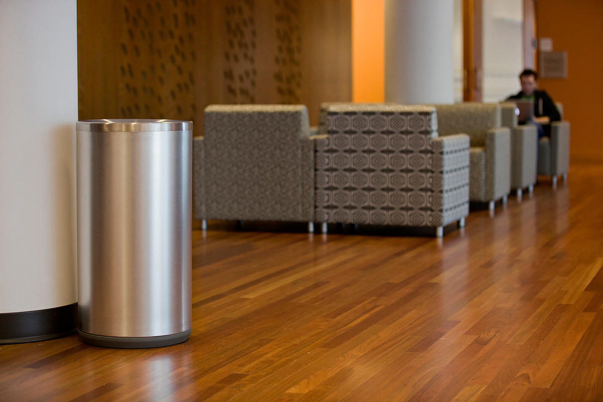 Универсальный контейнер для мусора и утилизации, 36 галлонов, верхнее отверстие, трехпоточный, изображение "бутылки и банки" на синем фоне, изображение "бумага" на синем фоне, "мусор" на сером фоне и корпус из нержавеющей стали с сатинированной отделкой F Forms-surfaces FRMR194 - Вид №13