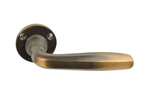 Бронзовая ручка на розетке