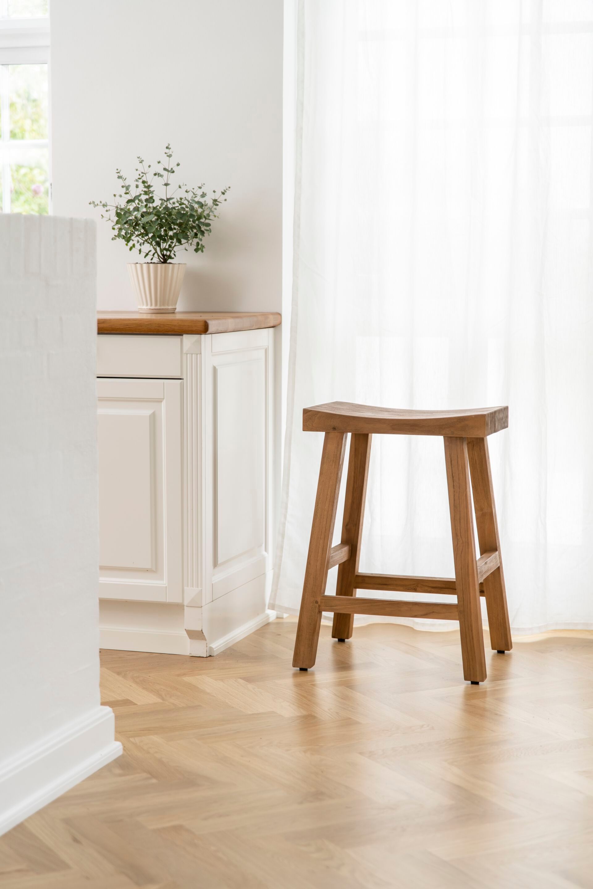 Высокий стул из тикового дерева с подставкой для ног Sika Design Teak Interior ARCH-00056040 - Вид №1