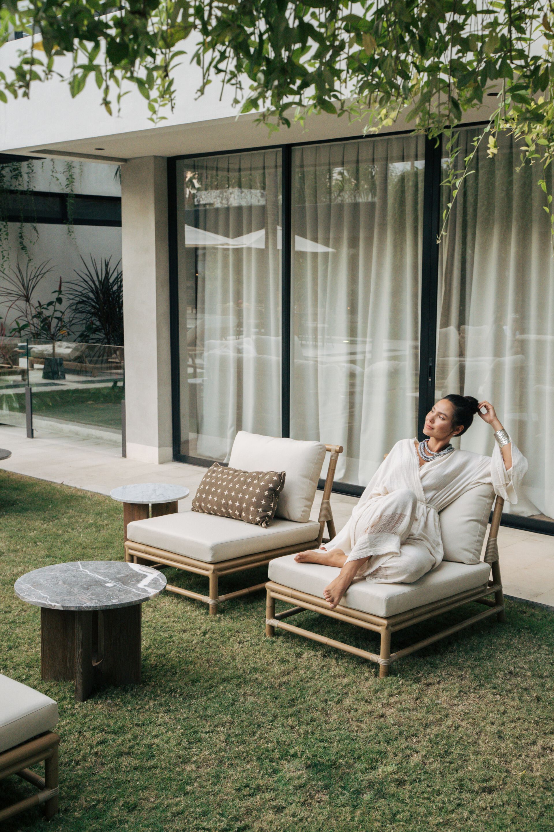 Высокий круглый стол из тикового дерева с мраморной столешницей cbdesign стела ARCH-00055804 - Вид №4