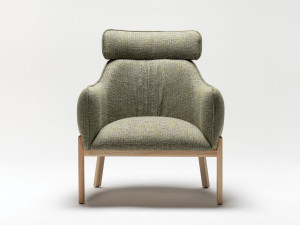 Тканевое кресло с подголовником и подлокотниками