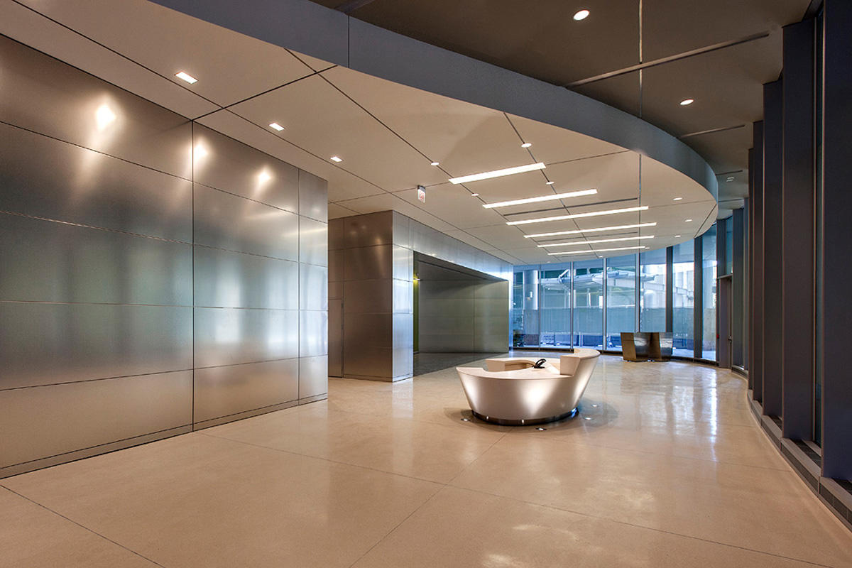 FSRT655 Система облицовки стен Levele флоат-панелями; нижние вставки из нержавеющей стали с отделкой из песчаника и оттиском по далласскому образцу; верхние вставки из окрашенного алюминия на заказ в поезд феникс скай, международный аэропорт феникс скай-г Forms-surfaces  - Вид №14