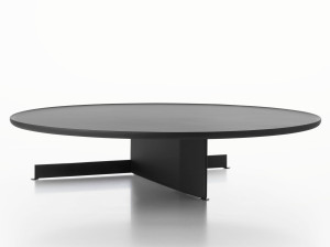 Деревянный круглый низкий журнальный столик