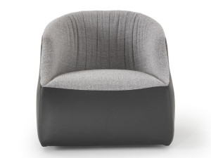 Кожаное и тканевое кресло с подлокотниками