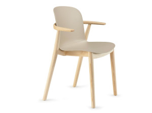 Стул из полипропилена и дерева с подлокотниками