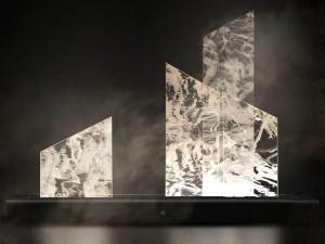 Переработанная пластиковая световая скульптура с фотокаталитической обработкой