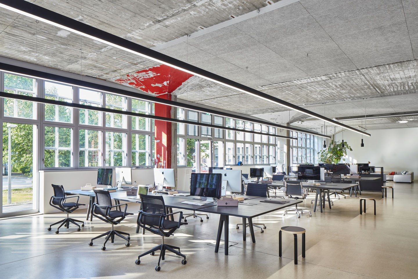 Кожаный поворотный операционный офисный стул с подлокотниками VITRA Eames Aluminium Group ARCH-00077414 - Вид №10