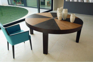 Тканевое кресло с подлокотниками