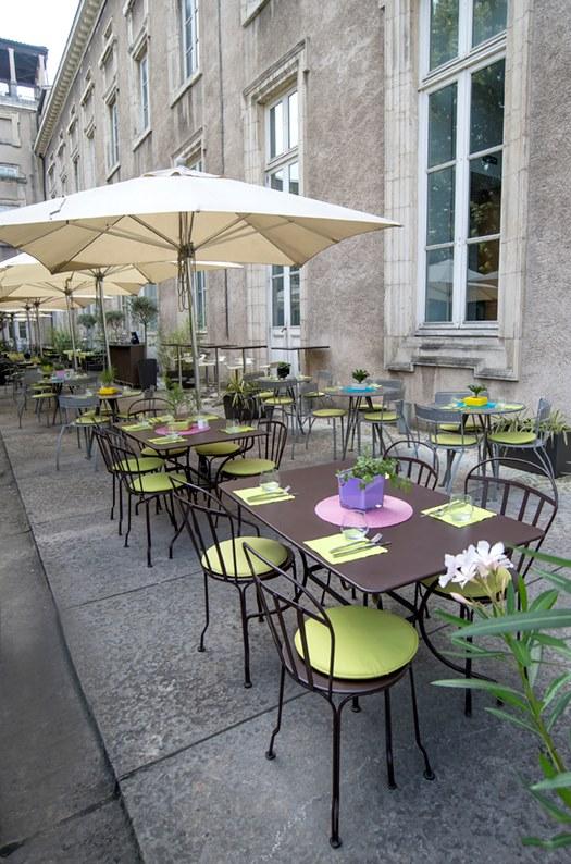 Fermob Стул садовый штабелируемый с подлокотниками Louvre 0802 - Вид №1