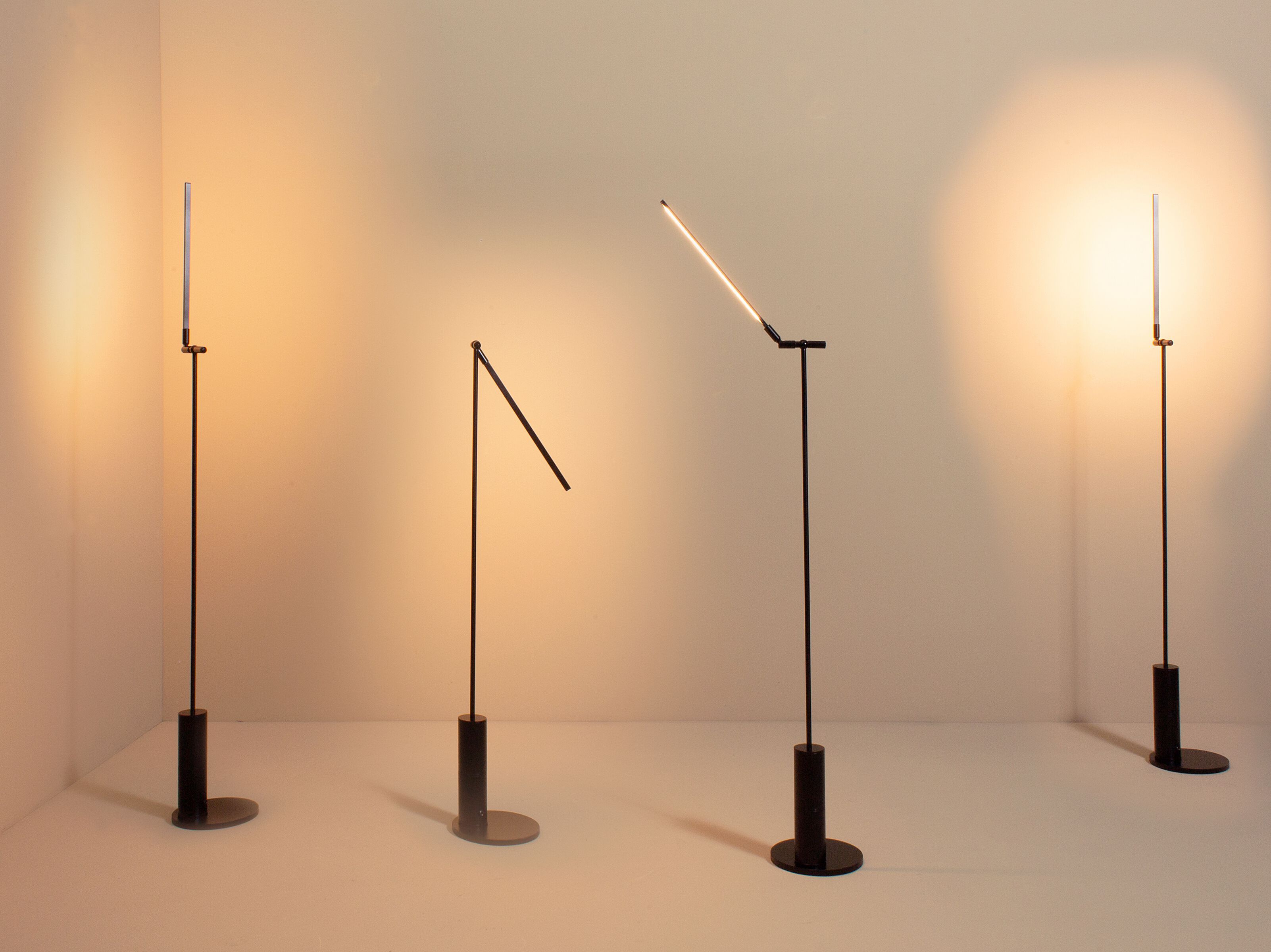 Регулируемая светодиодная напольная лампа с батарейным питанием Renzo Serafini LINEA ARCH-00056825 - Вид №1