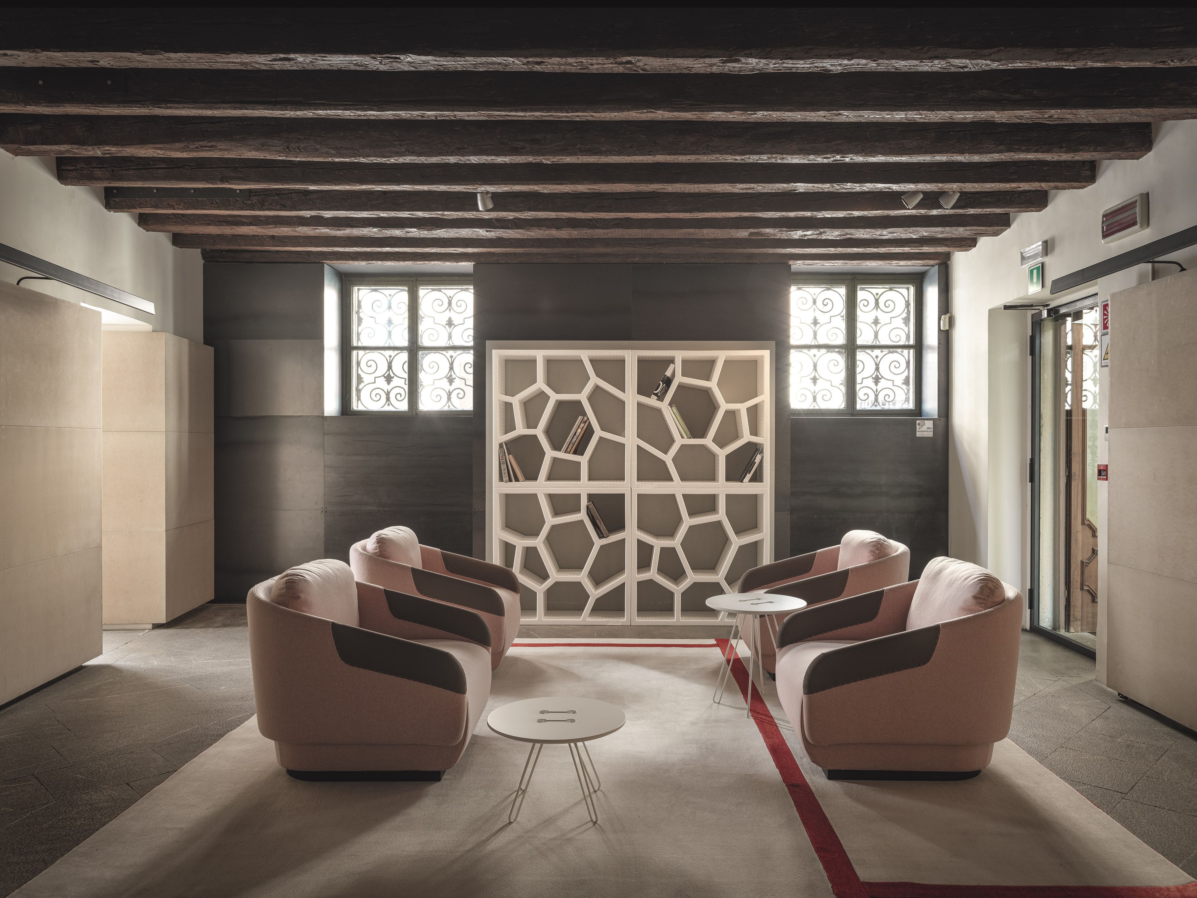 Кресло из ткани или кожи с подлокотниками Casamania & Horm WORN ARCH-00076200 - Вид №1