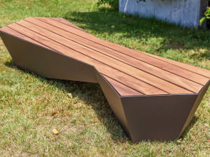 Железная и деревянная скамья