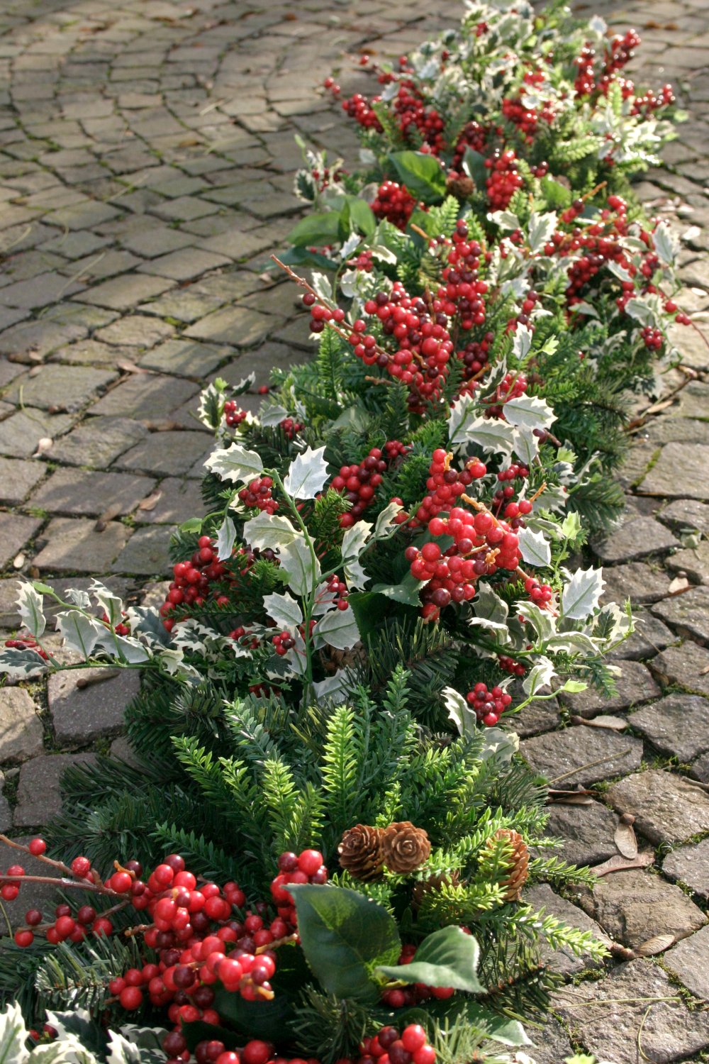 1392 844 a3 Гирлянда искусственная 'Илекс / ягоды / листья лимона', 180 см, зелено-красная H-andreas  - Вид №1