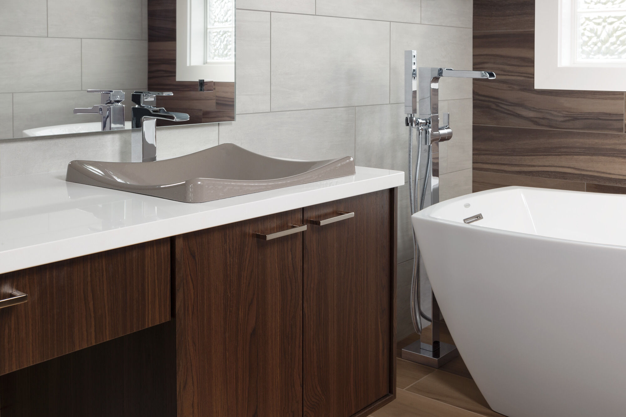 T4768-FL Однорычажный напольный носик с изливом для ванны с ручным душем Delta Faucet Ara Хром - Вид №4