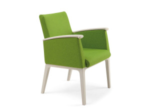 Тканевое кресло с подлокотниками