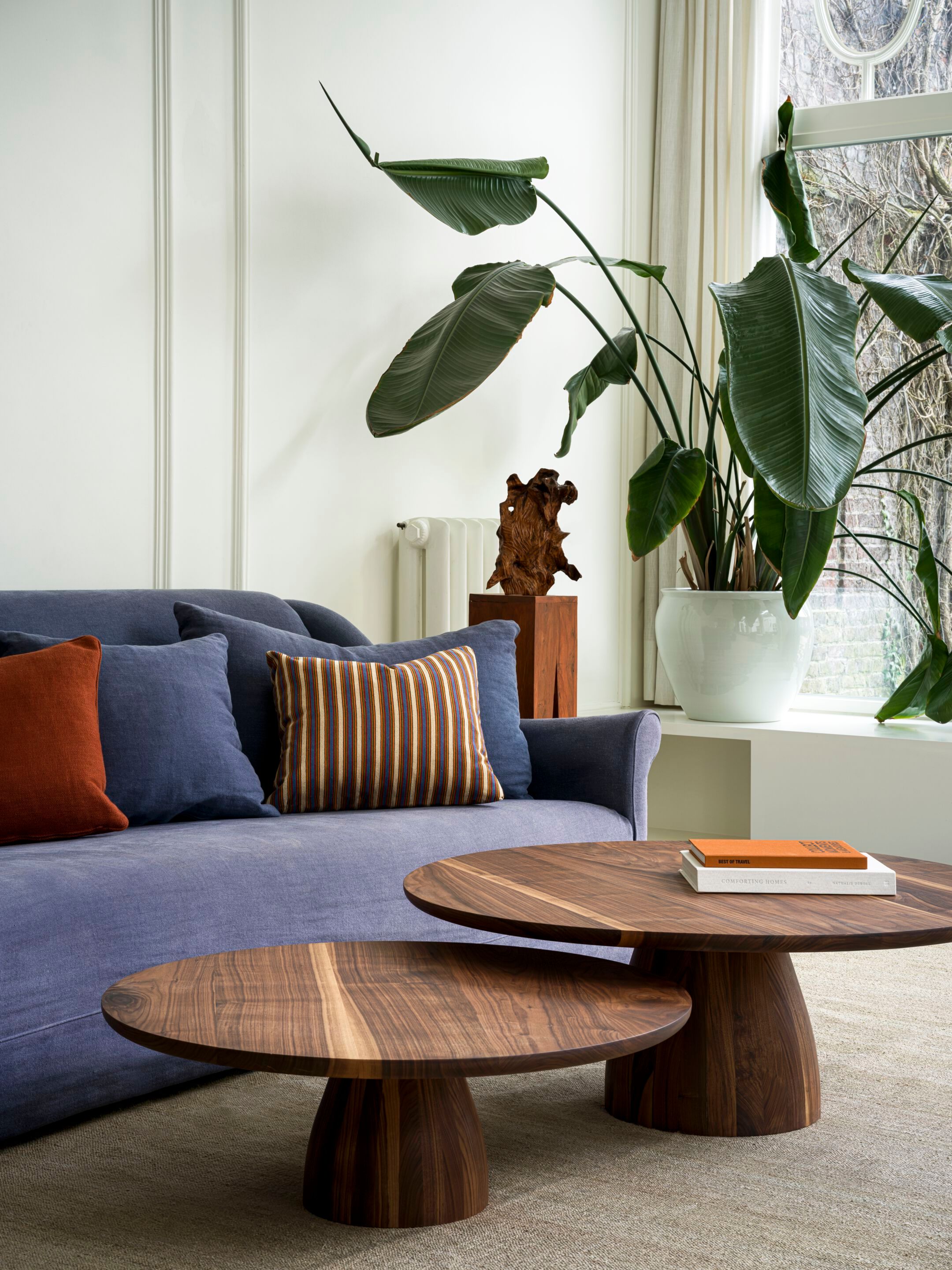 Круглый журнальный столик из грецкого ореха Collett & Victor Nova ARCH-00098257 - Вид №3