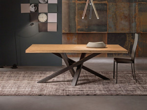 Фиксированный и выдвижной стол с деревянной столешницей